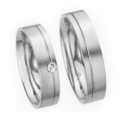 Flat design wedding ring set with diamond accent