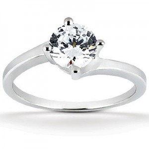 Round Cut Engagement Ring