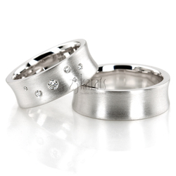Scattered Concave Diamond Wedding Band