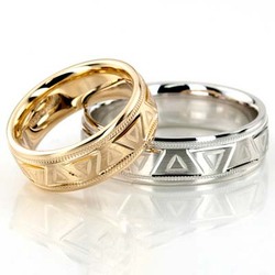 Sophisticated Grooved Carved Design Wedding Ring Set